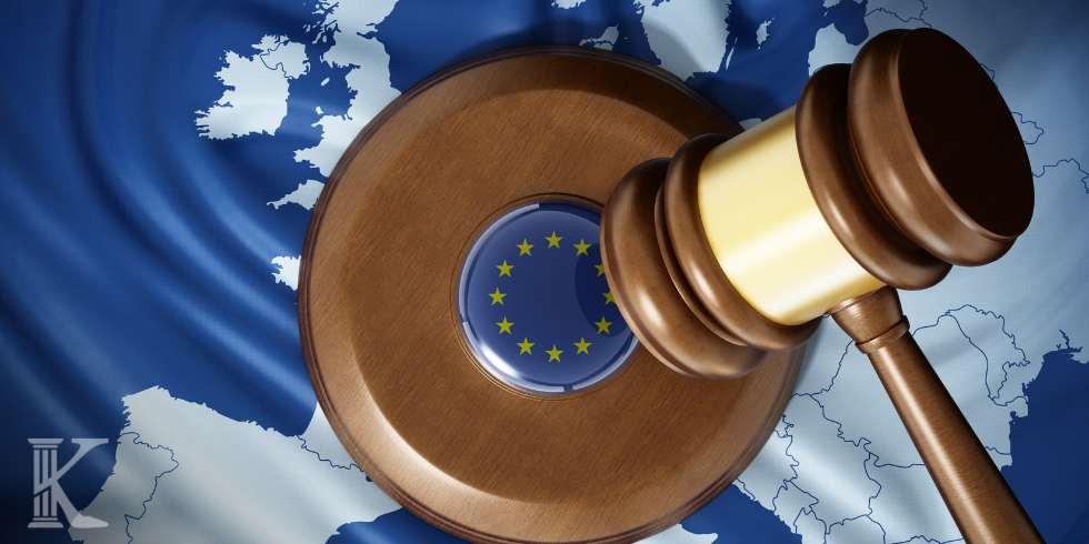wyrok-TSUE-frankowicze-pomoc Mapa Europy z młotkiem sędziowskim na podstawce z flagą Unii Europejskiej