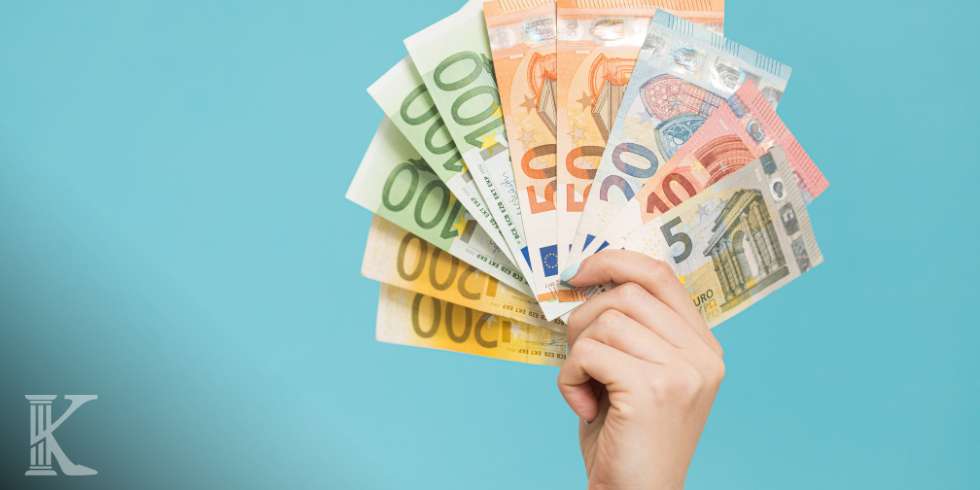 eurouniewaznieniekredyt 4 Dłoń trzymająca plik banknotów