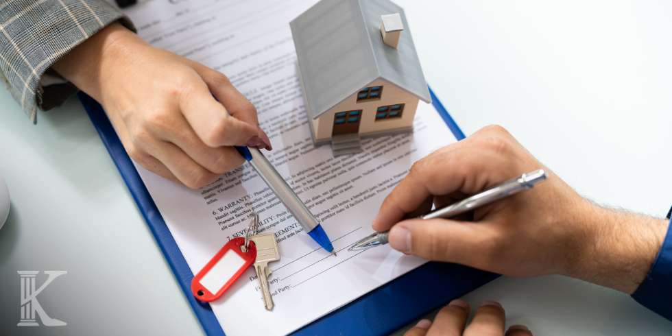 kredytdenominowany 2 Umowa kredytowa, dłoń składającą podpis, makieta domku, klucze