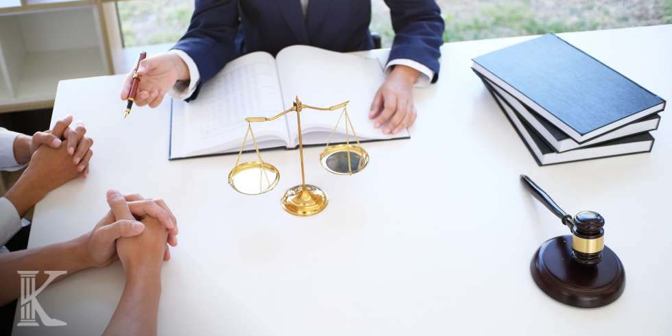 kredytdenominowany 4 Biurko, złota waga, spotkanie z prawnikiem, kancelaria