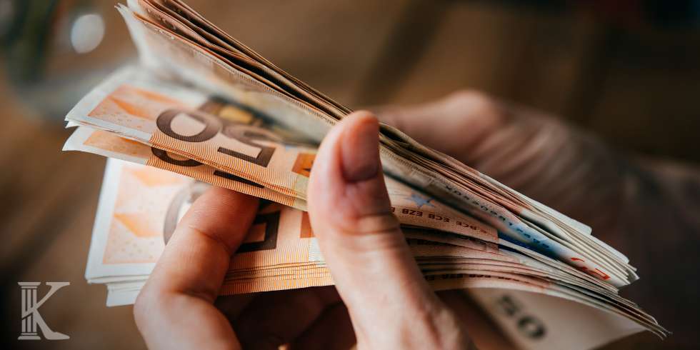 kredytweuro2025 2 Dłoń licząca banknoty w walucie euro