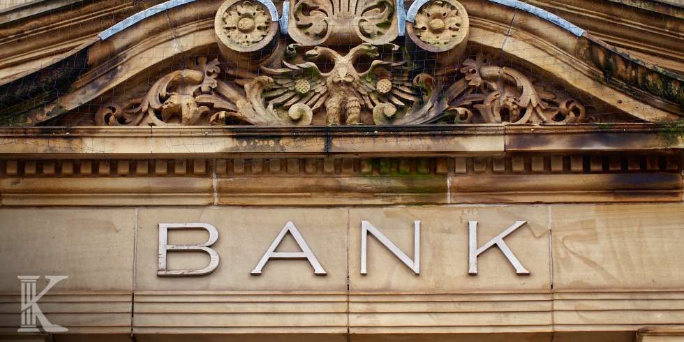 pozwybankow 3 Fasada zabytkowego budynku z napisem bank