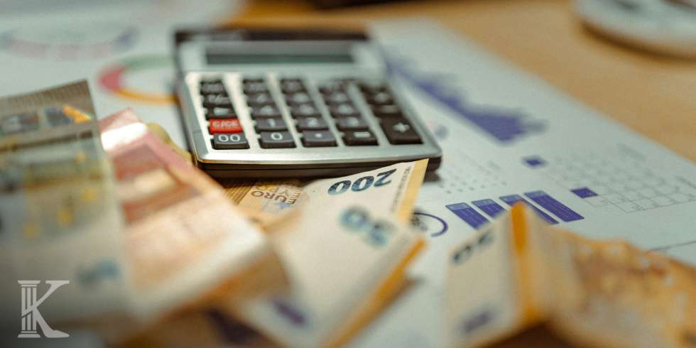 Kalkulator i banknoty w walucie euro
