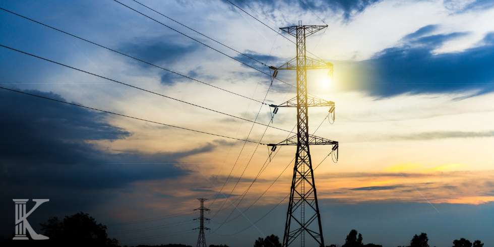 Słup energetyczny na działce – jakie roszczenia przysługują właścicielowi?