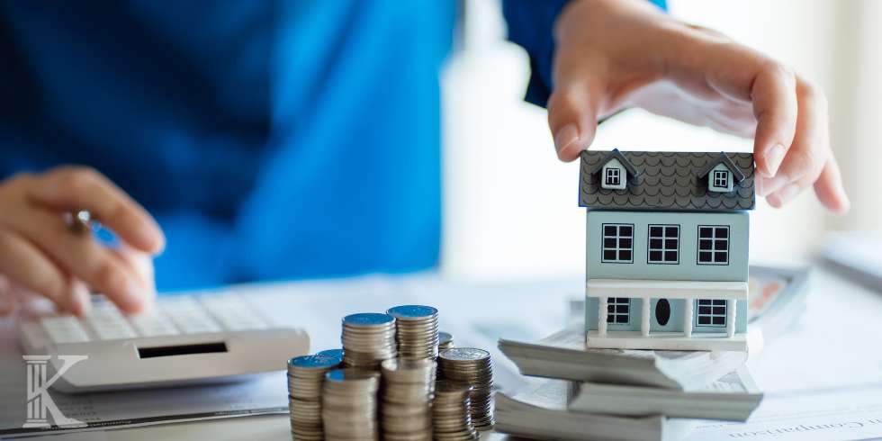 Monety, banknoty i makieta domu - upadłość konsumencka