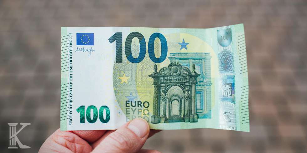 Dłoń trzymająca banknot w walucie CHF