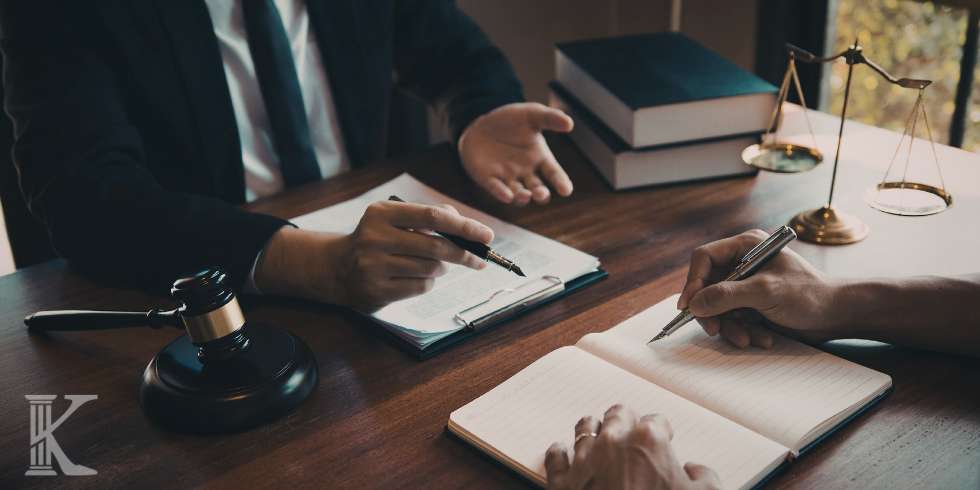 Dwie osoby w kancelarii prawnej, podpisywanie dokumentów