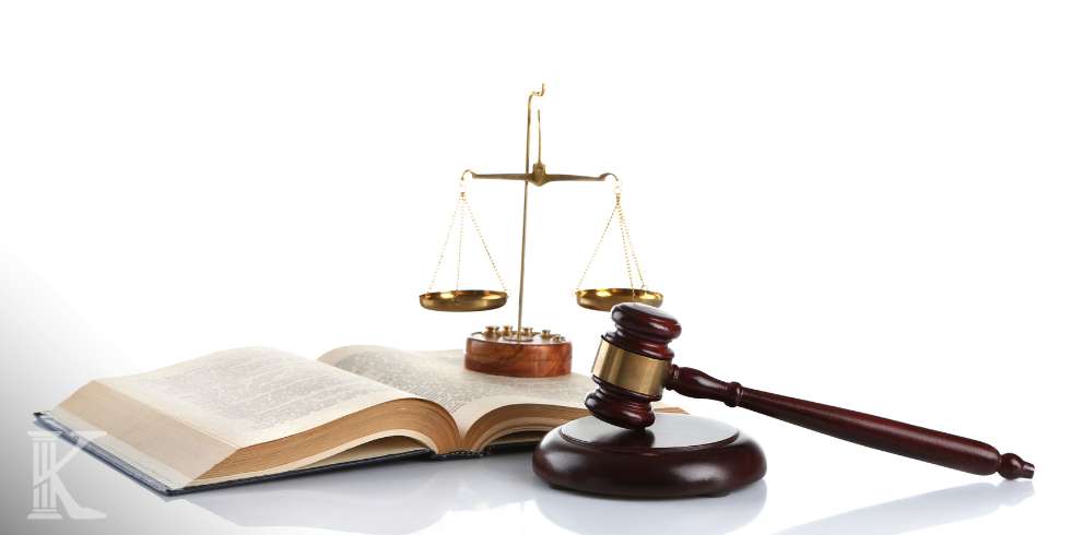 Młotek sędziowski, waga i kodeks karny