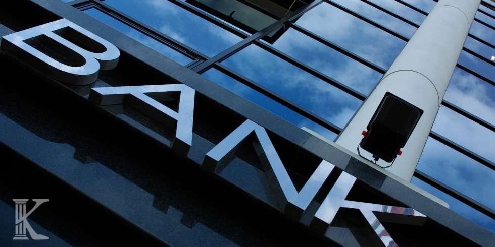 Fasada przeszkolonego budynku z napisem BANK