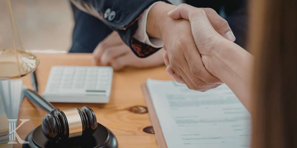 Prawnik w kancelarii prawnej, analiza dokumentów, uścisk dłoni