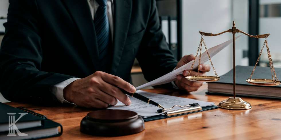 Młotek sędziowski i waga, prawnik w pracy