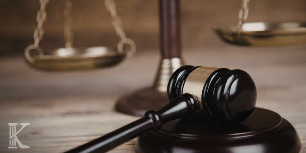 Młotek sędziowski i waga