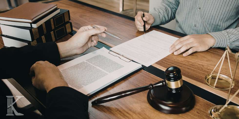 Kancelaria prawna, prawnik podczas spotkania z klientem, młotek sędziowski