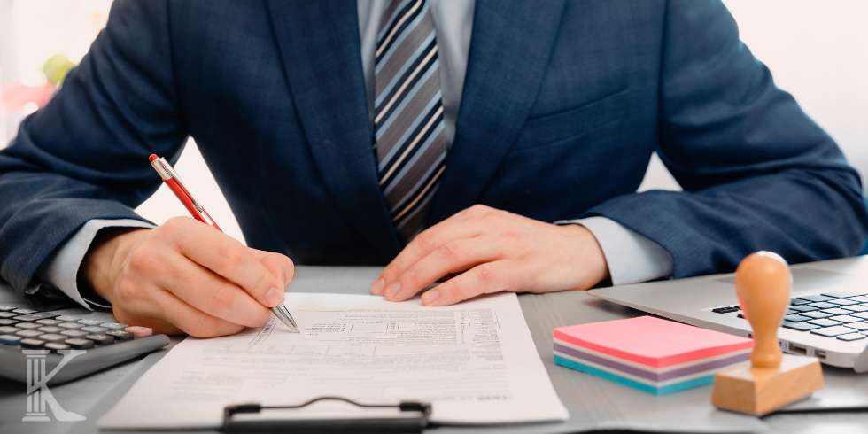 Mężczyzna w kancelarii prawnej, trzymający dokumenty