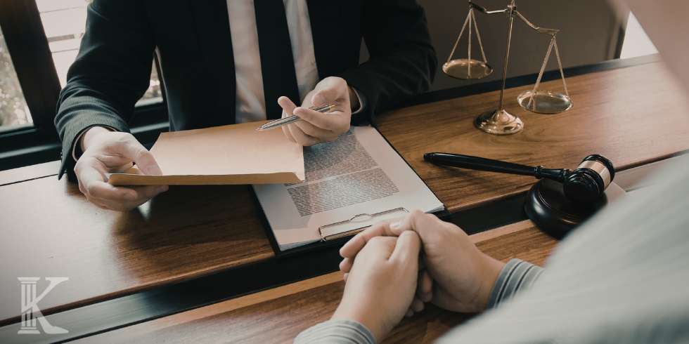 Kancelaria prawna, prawnik podczas spotkania z klientem, złota waga