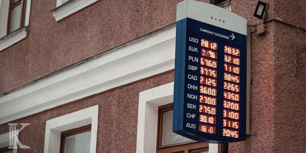 Fasada budynku banku, kursy walut