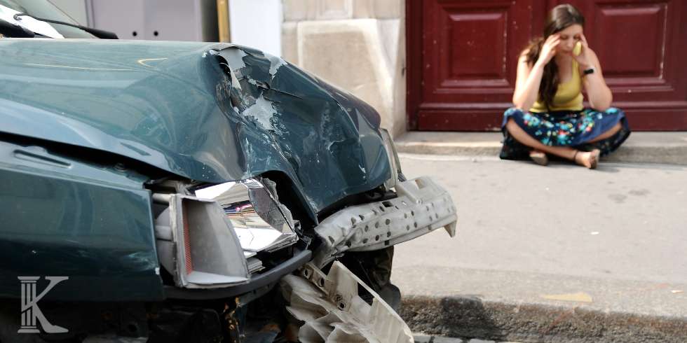 Wypadek samochodowy, wgnieciony przód samochodu