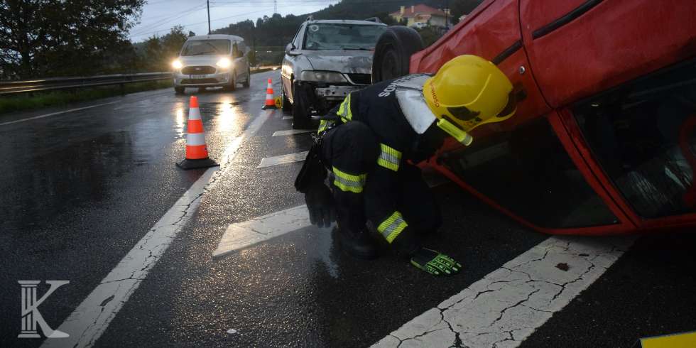 Strażak pomagający poszkodowanemu w wypadku drogowym