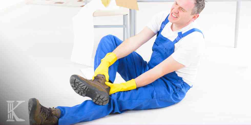 Młotek sędziowski na podstawce na biurku z dokumentami; w tle rozmyta postać prawnika.