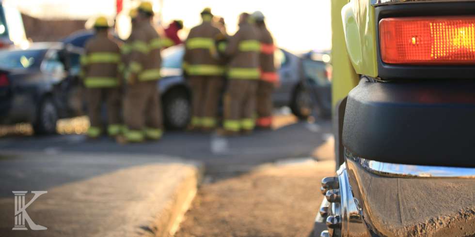 Wypadek samochodowy, strażacy w trakcie pracy