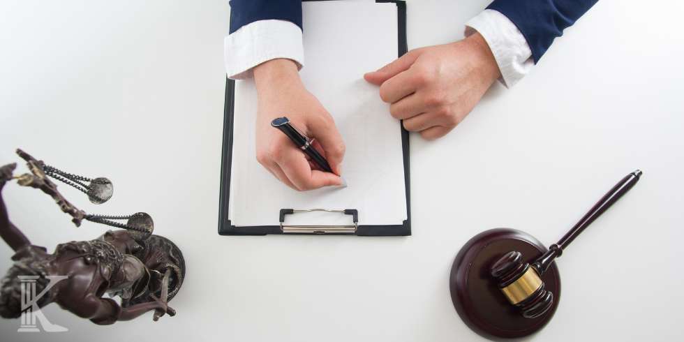 Młotek sędziowski i złota waga