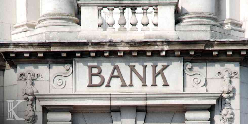 Kamienna fasada budynku z napisem BANK – ilustracja do tematu pozwów o unieważnienie kredytu frankowego.