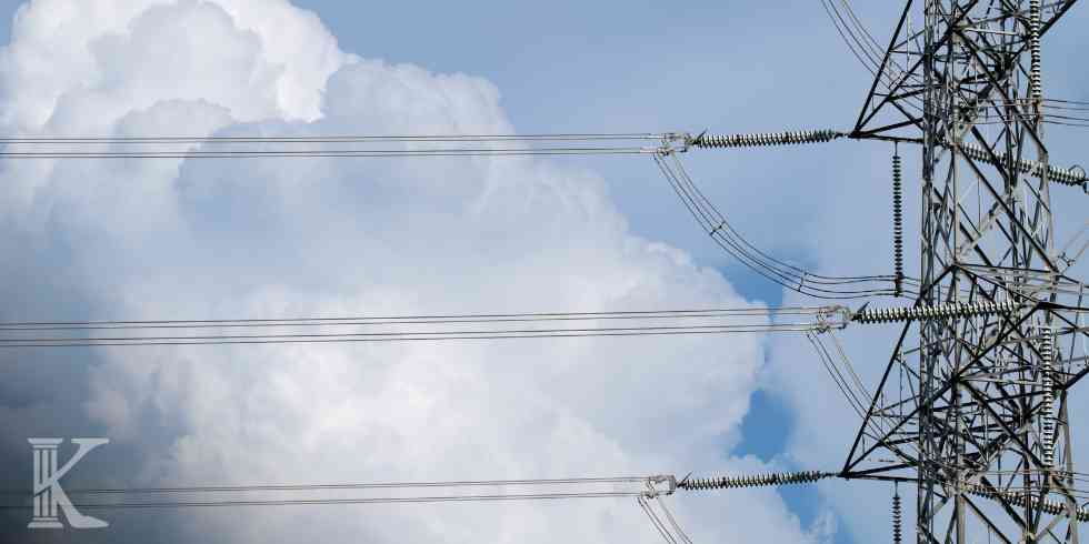 Przewody elektroenergetyczne z izolatorami jako urządzenia przesyłowe wymagające konserwacji i dostępu przedsiębiorcy.
