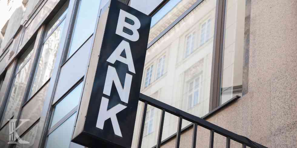 zyld z napisem BANK na elewacji budynku – instytucja zobowiązana do zwrotu nienależnych odsetek.