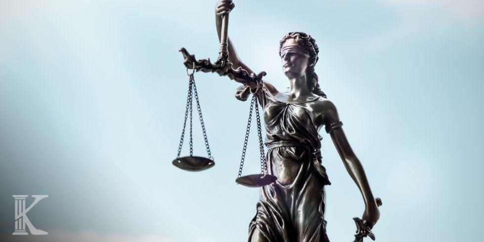 Posąg Temidy trzymającej wagę sprawiedliwości na tle nieba – symbol walki o prawa kredytobiorców.