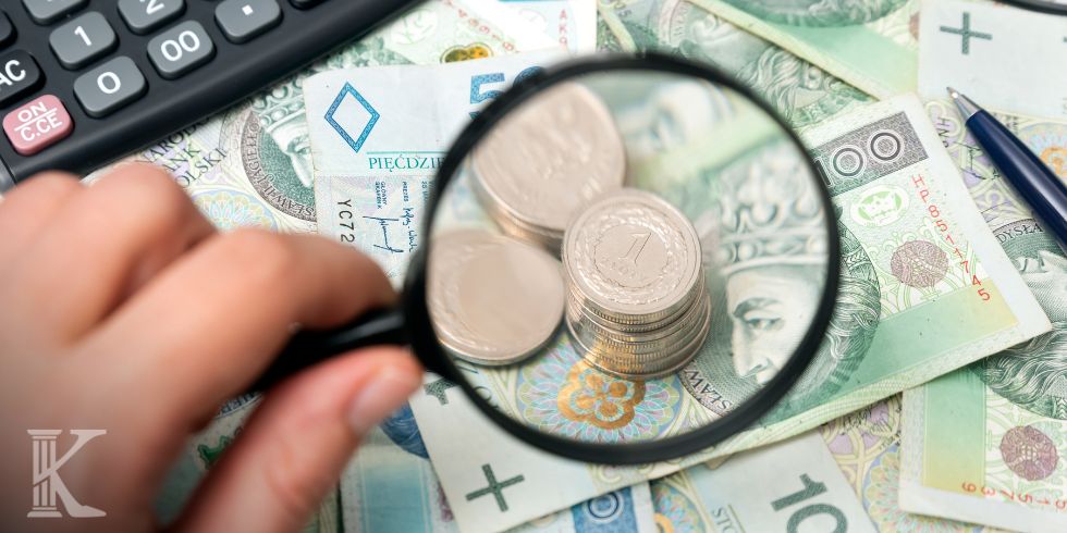 kalkulator, lupa i pieniądze na stole