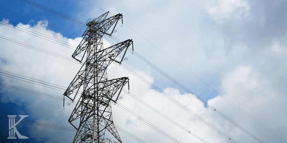 słup energetyczny na tle nieba