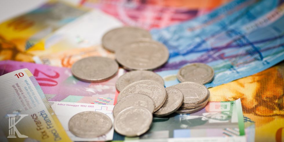 Zbliżenie na monety i banknoty franka szwajcarskiego